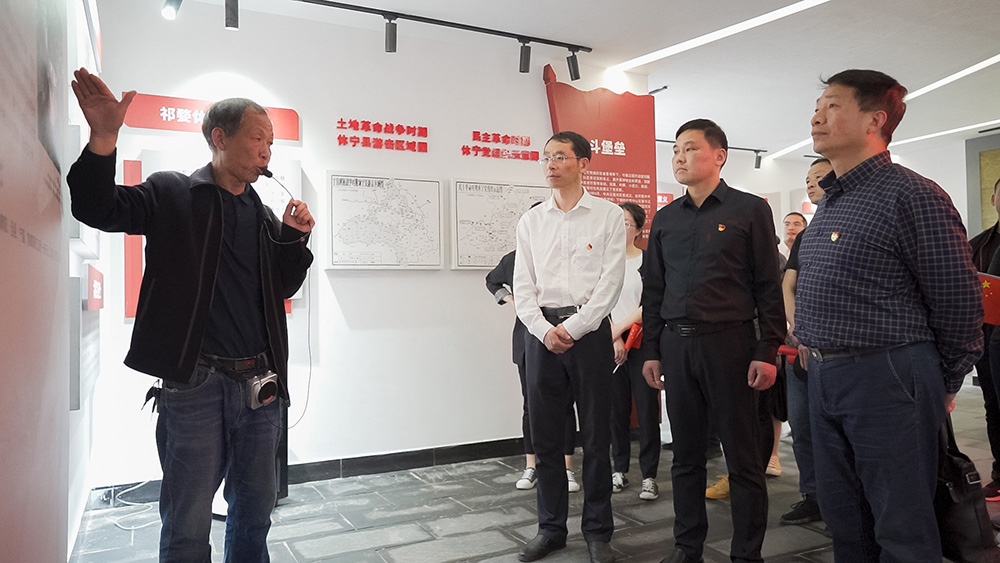 屯溪區(qū)國投集團(tuán)開展學(xué)黨史、祭英烈主題黨日活動(dòng)