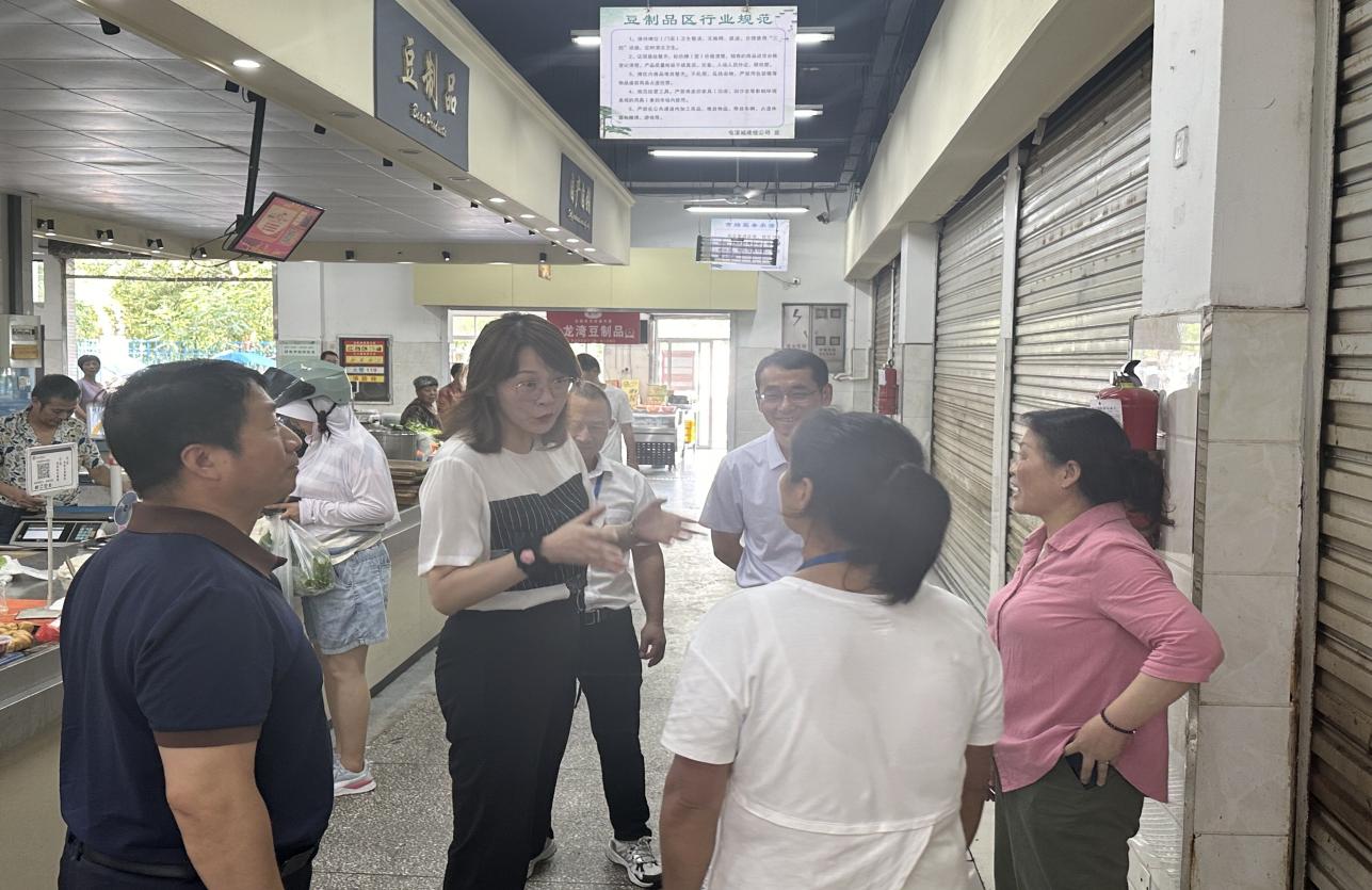 “夏日清涼進(jìn)一線 情系職工暖人心”  屯溪區(qū)國(guó)投集團(tuán)開(kāi)展夏季“送清涼”活動(dòng)