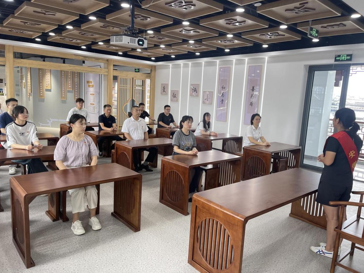 見(jiàn)賢思齊學(xué)楷模，崇德向善做好人——區(qū)國(guó)投集團(tuán)黨委開(kāi)展8月份主題黨日活動(dòng)