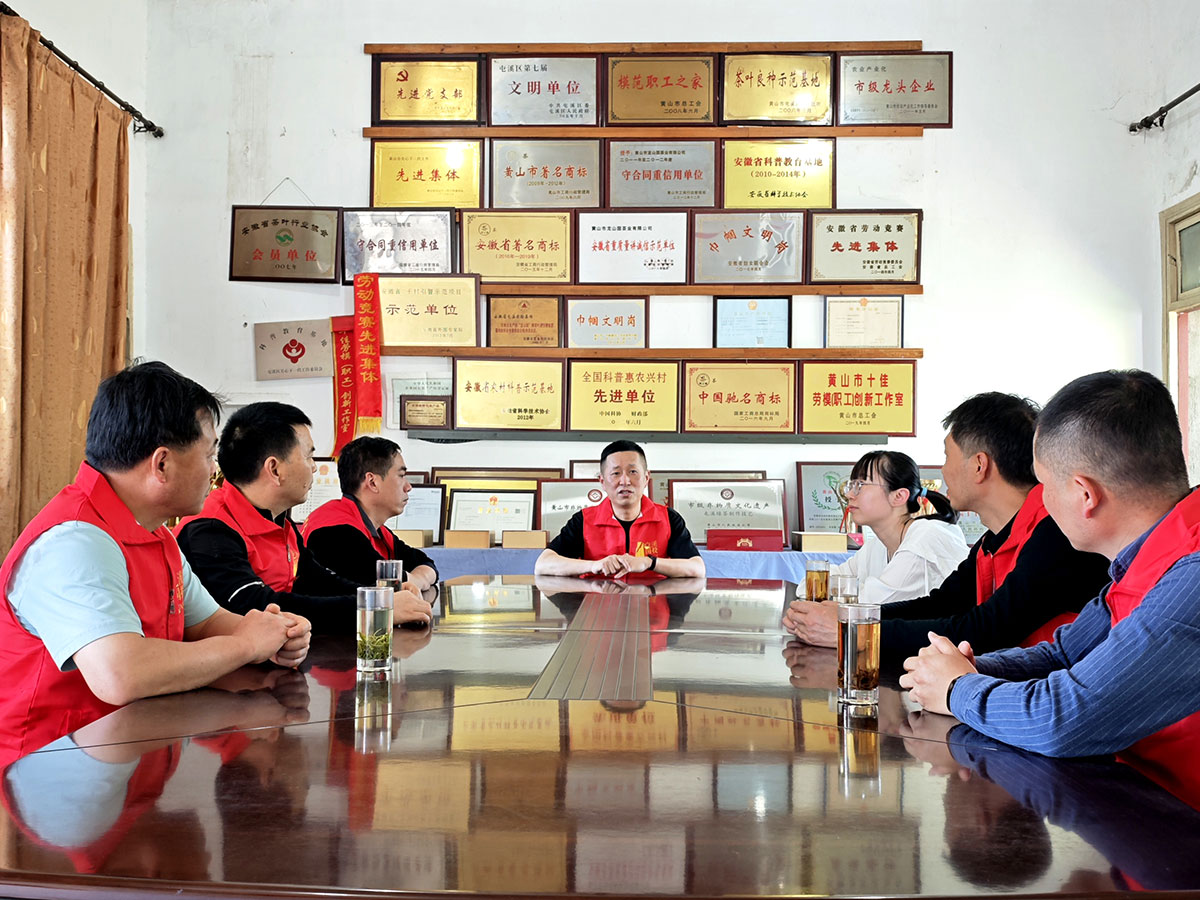 昱城產(chǎn)投公司黨支部開(kāi)展“茶香潤(rùn)初心，黨旗映茶園”主題黨日活動(dòng)