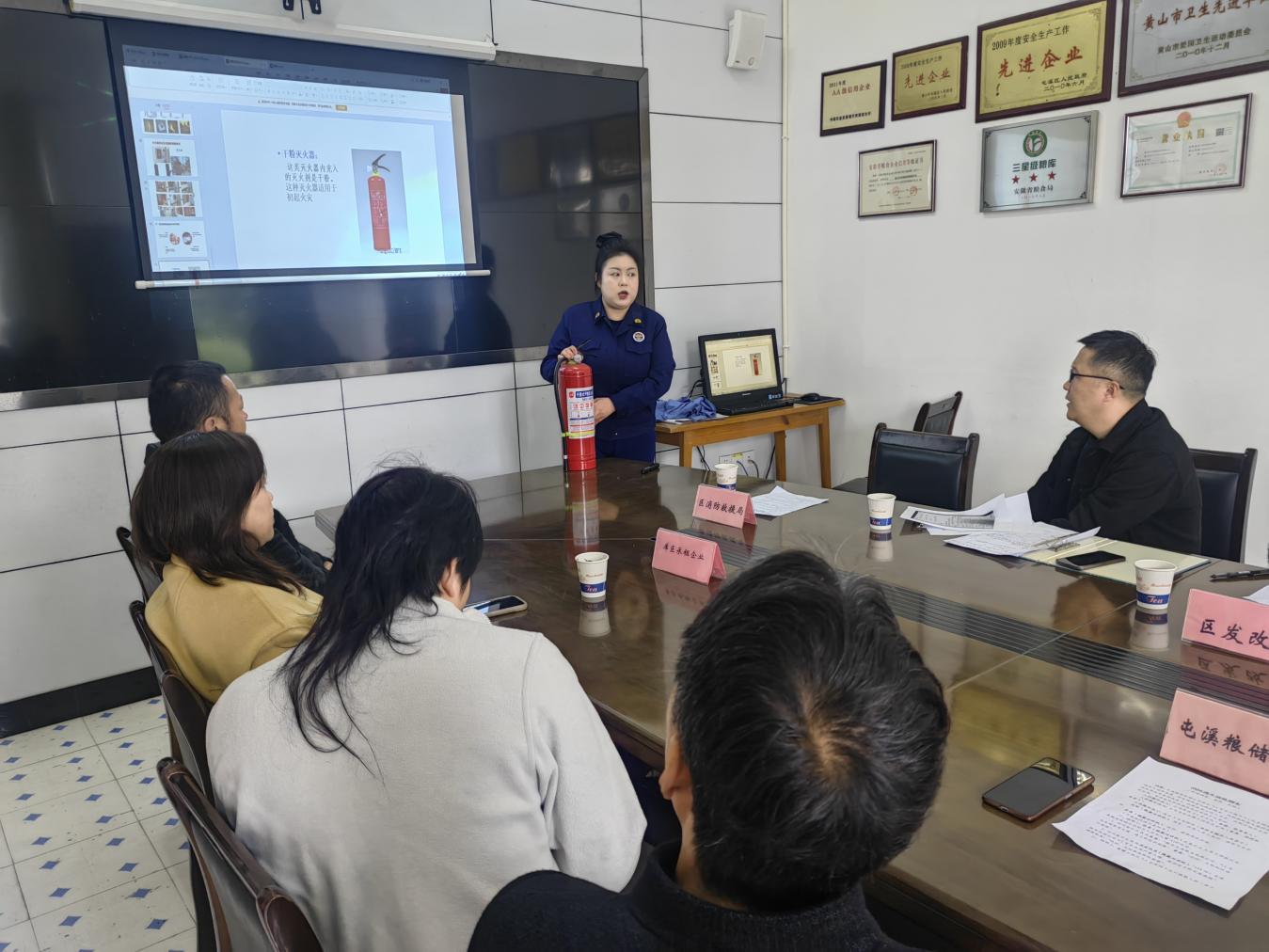 屯溪區(qū)糧儲公司：積極參加消防逃生專項演練，共筑春季火災防線